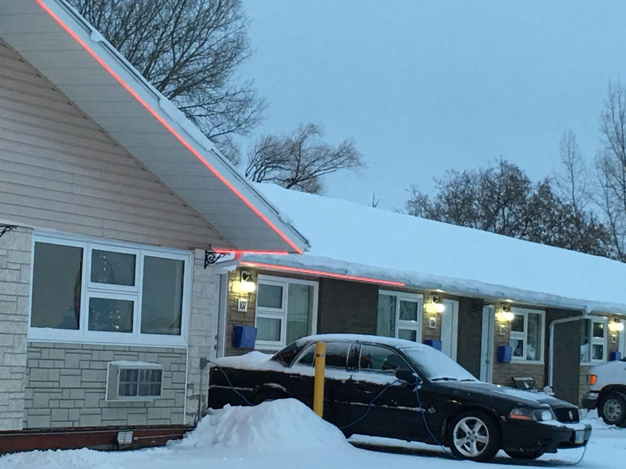Westway Inn Motel Neepawa Exterior photo